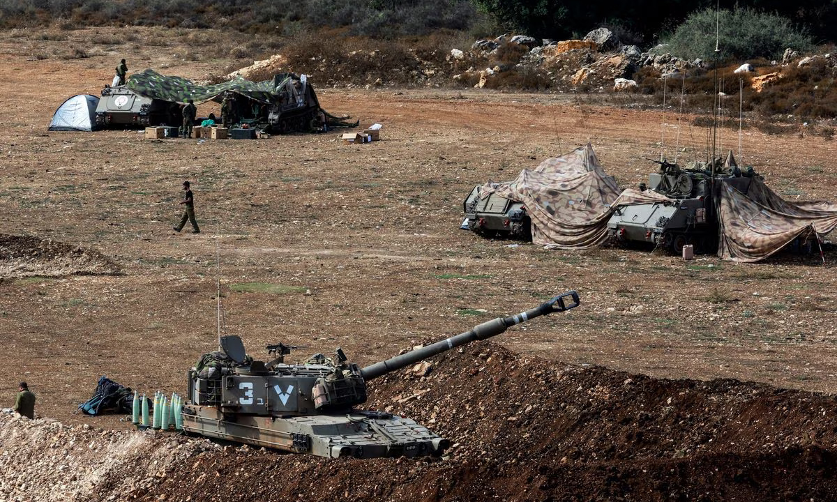 Pháo tự hành và thiết giáp Israel gần biên giới với Lebanon ngày 9/10. Ảnh: Reuters