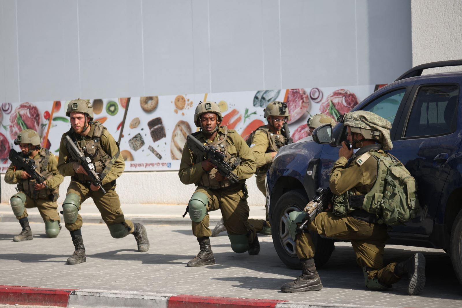 Binh sĩ Israel tác chiến ở Sderot sau cuộc xâm nhập của các tay súng Hamas từ Dải Gaza hôm 7/10. Ảnh: AFP