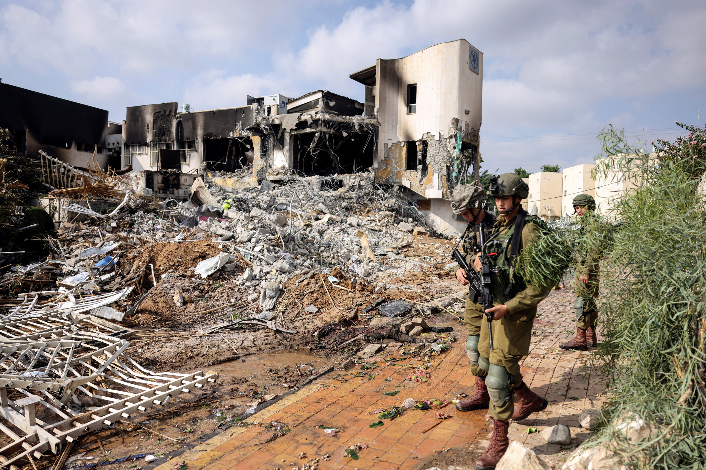 Binh sĩ Israel tuần tra bên ngoài một đồn cảnh sát bị các tay súng Hamas phá hủy ở thành phố Sderot ngày 8/10. Ảnh: Reuters