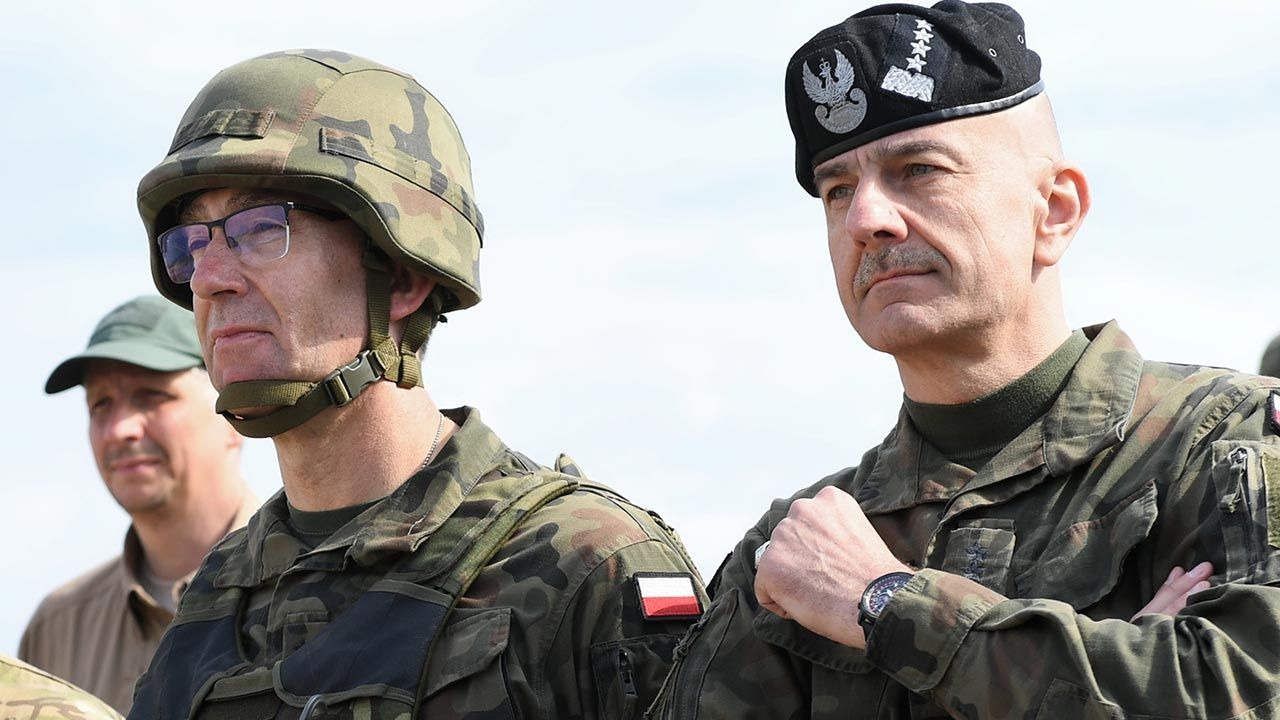 Chief of the General Staff of the Polish Army, General Rajmund Andrzejczak (L) and Operational Commander of the Armed Forces, Lieutenant General Tomasz Piotrowski (R)