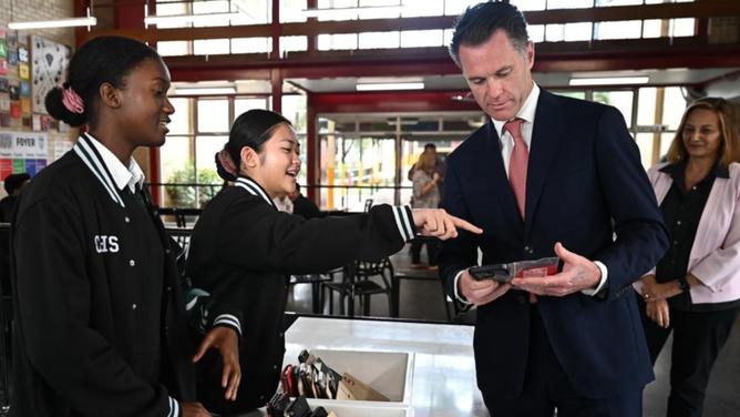 Chris Minns visited Condell Park High School to announce a state-wide mobile phone ban in schools. (Steven Saphore/AAP PHOTOS)