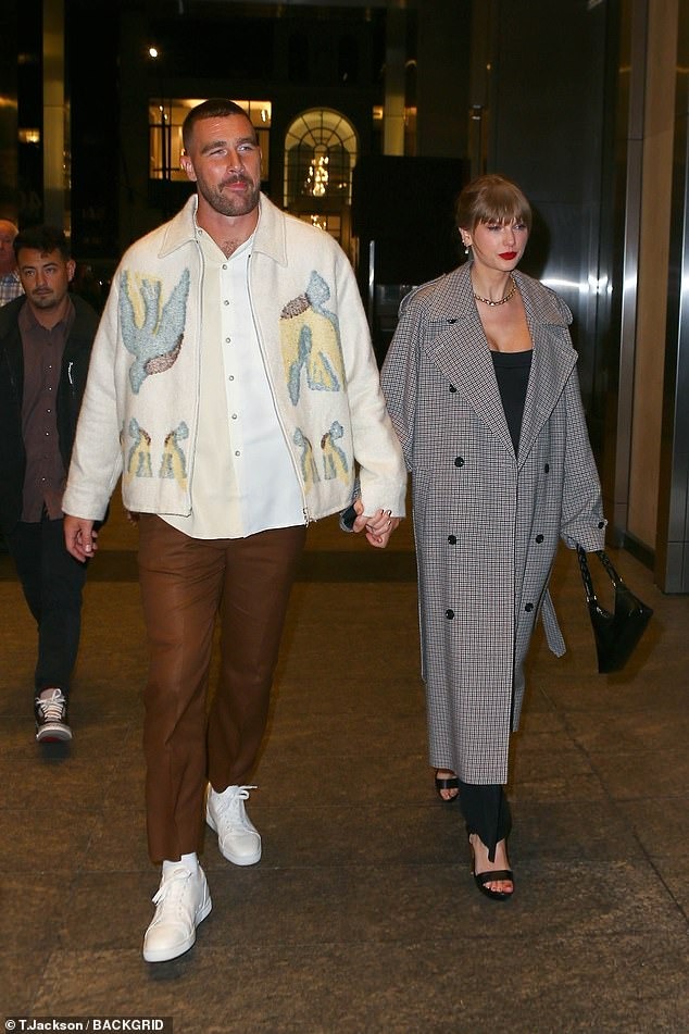 Taylor Swift nắm tay Travis Kelce đi chơi đêm. Ảnh: Backgrid