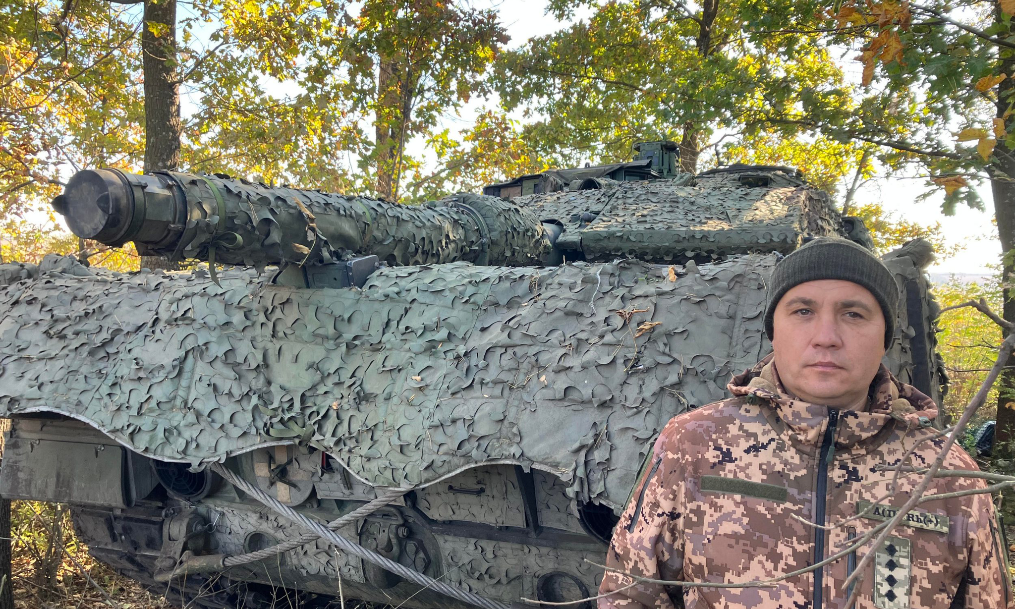 Chỉ huy Vitali bên cạnh xe tăng Leopard 2 của lữ đoàn trong bức ảnh công bố hôm 15/10. Ảnh: Telegraph