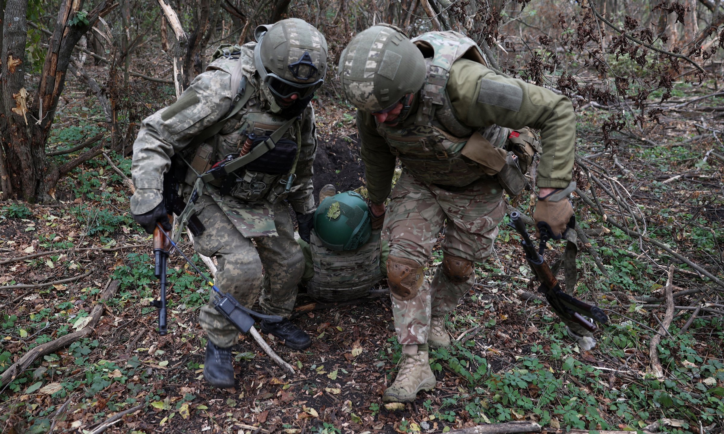Lính Ukraine huấn luyện cứu thương tại tỉnh Donetsk hôm 13/10. Ảnh: AFP