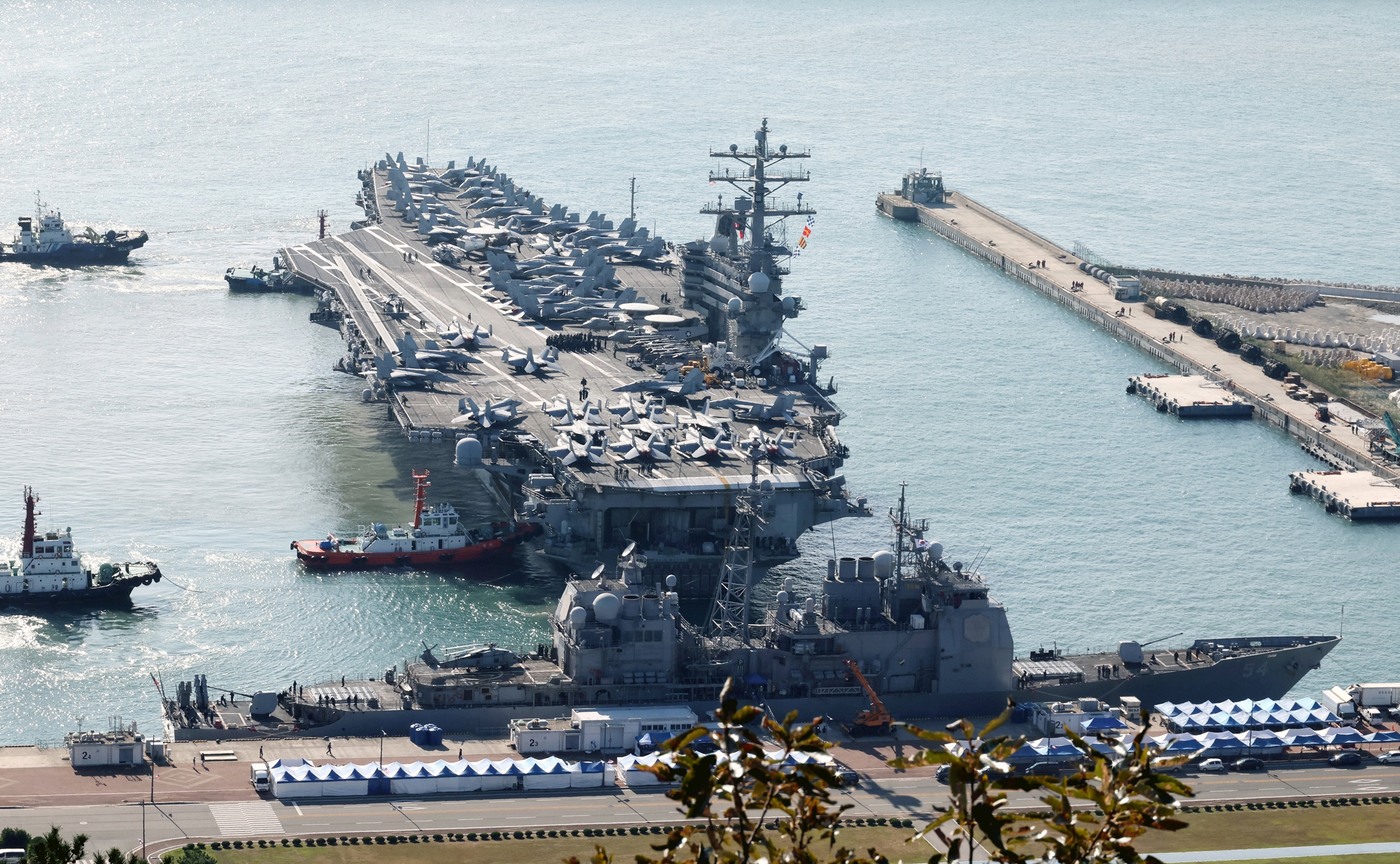 Tàu sân bay hạt nhân Mỹ USS Ronald Reagan tại cảng Busan, Hàn Quốc ngày 12/10. Ảnh: AFP