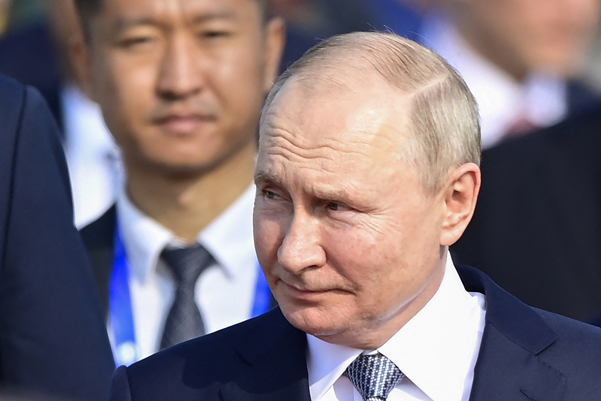 Tổng thống Nga Vladimir Putin tại Sân bay Quốc tế Thủ đô Bắc Kinh ngày 17/10. Ảnh: AFP