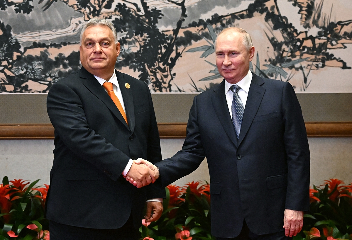 Tổng thống Nga Vladimir Putin (phải) và Thủ tướng Hungary Viktor Orban gặp nhau tại Bắc Kinh, Trung Quốc ngày 17/10. Ảnh: AFP