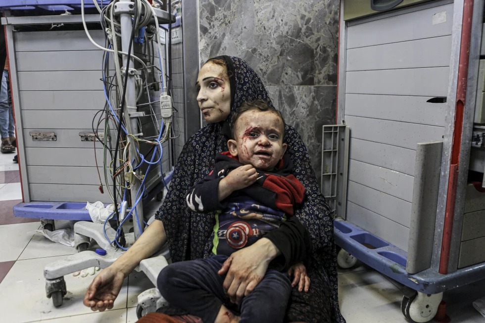 Người Palestine bị thương chờ điều trị trong bệnh viện al-Shifa ở miền trung Gaza, sau vụ tập kích bệnh viện al-Ahli ngày 17/10. Ảnh: AP
