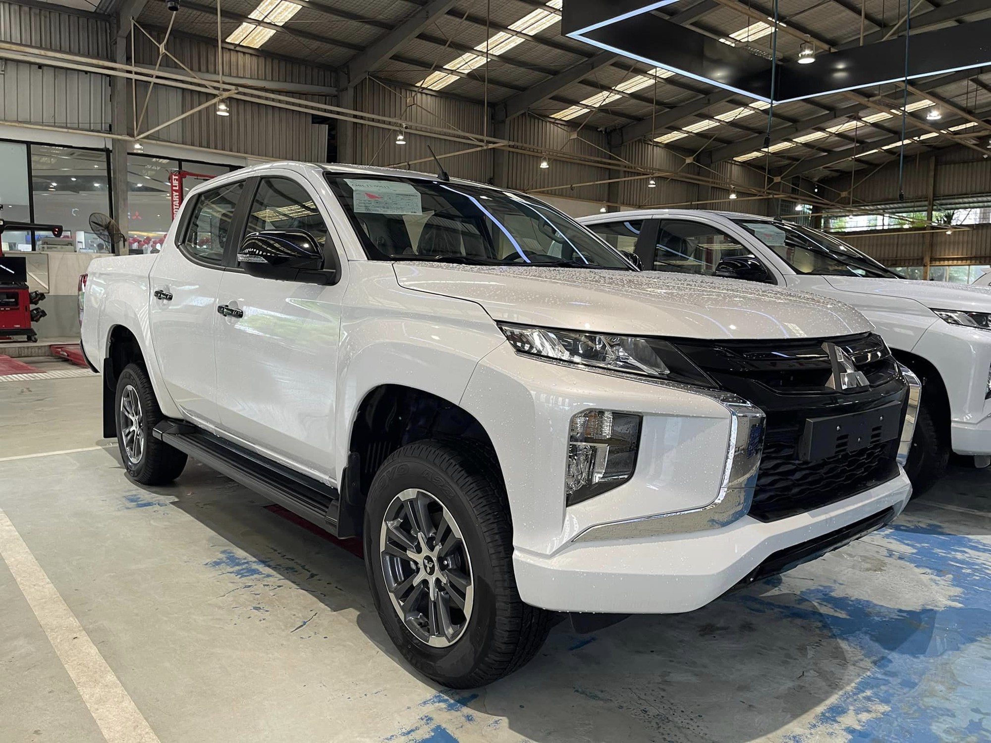 Đại lý tiết lộ lý do Mitsubishi Triton giảm giá kỷ lục còn 550 triệu: Đều xe mới nhập, số lượng hạn chế - Ảnh 1.