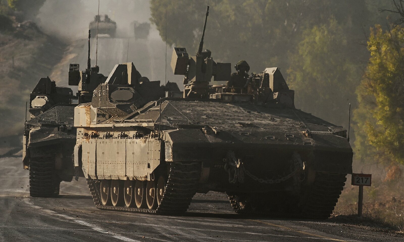 Thiết giáp Israel triển khai gần biên giới Dải Gaza ngày 15/10. Ảnh: AFP