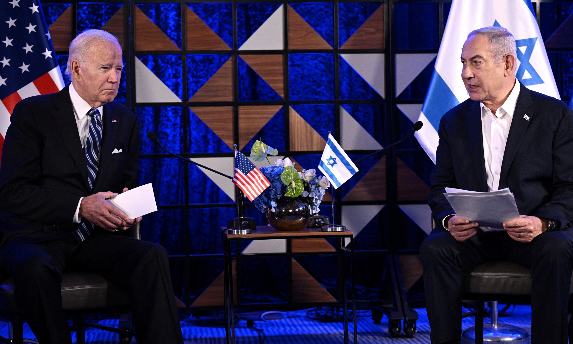 Tổng thống Mỹ Joe Biden (trái) và Thủ tướng Israel Benjamin Netanyahu tại Tel Aviv ngày 18/10. Ảnh: AFP