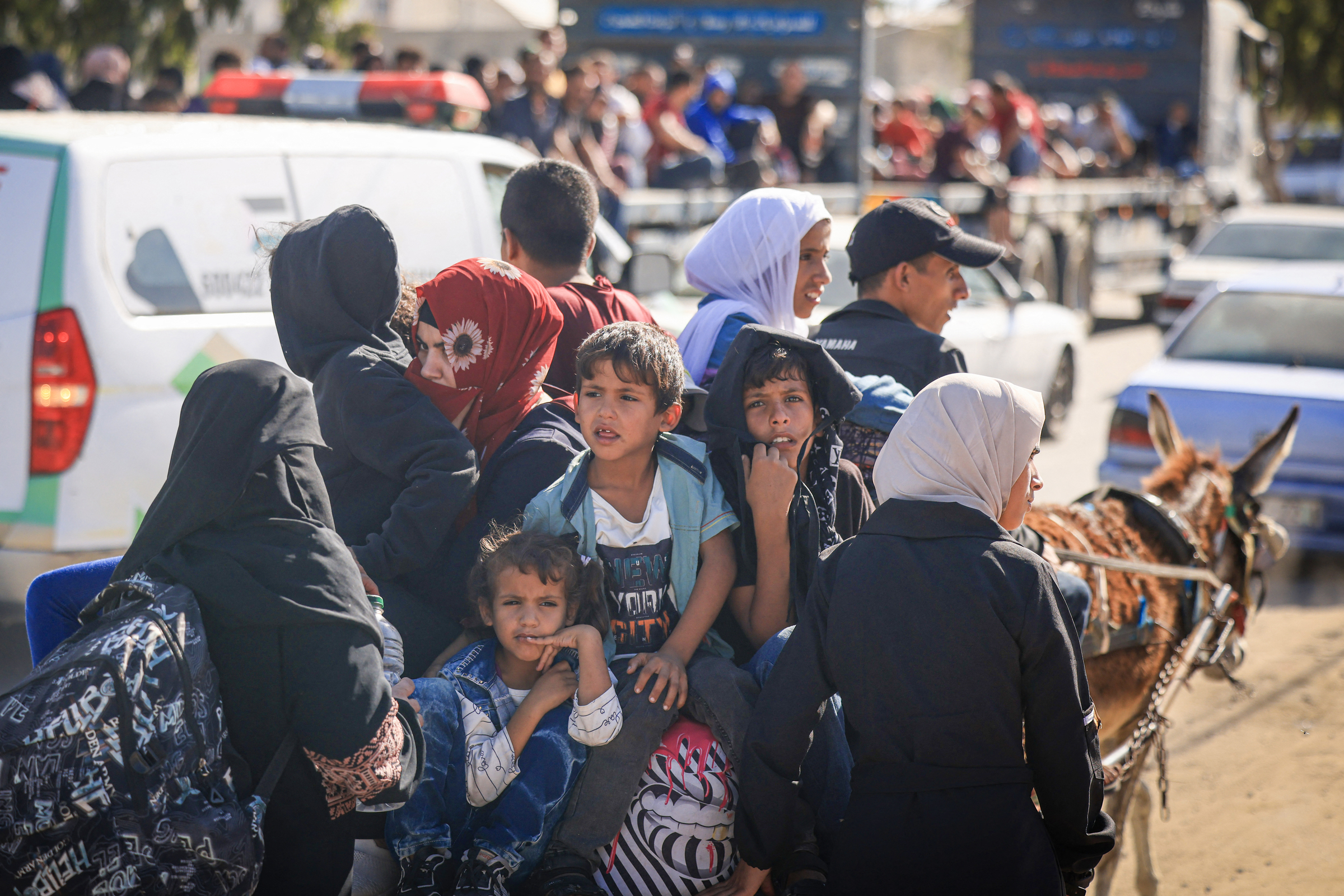 Người dân Palestine rời thành phố Gaza ngày 13/10 sau cảnh báo của Israel. Ảnh: AFP