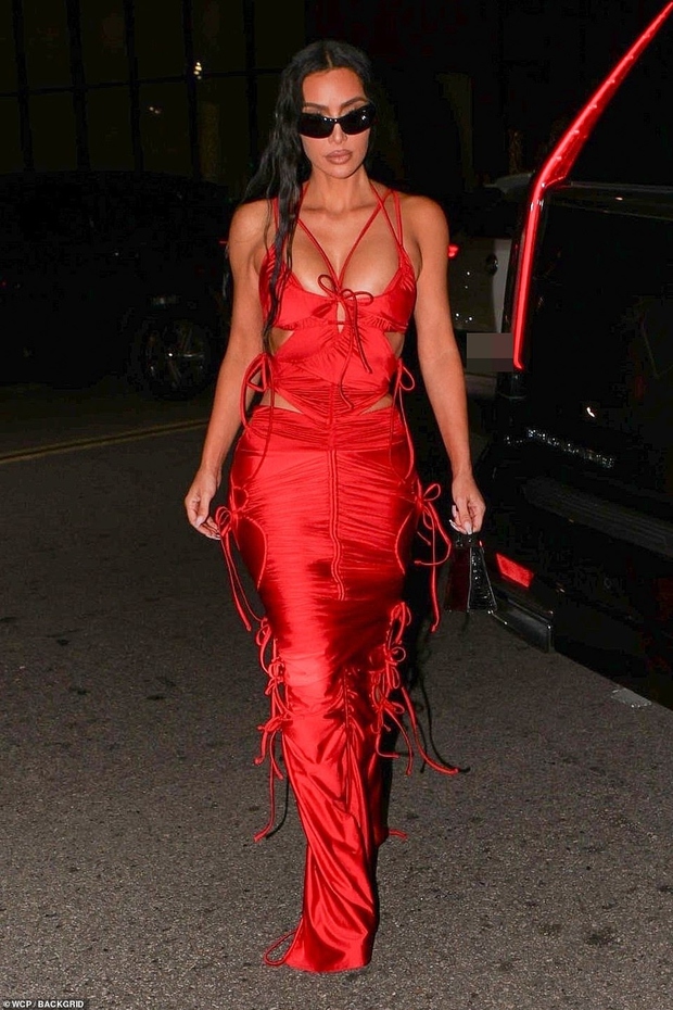 Kim Kardashian đón tuổi mới cùng gia đình thị phi bậc nhất Hollywood - Ảnh 1.