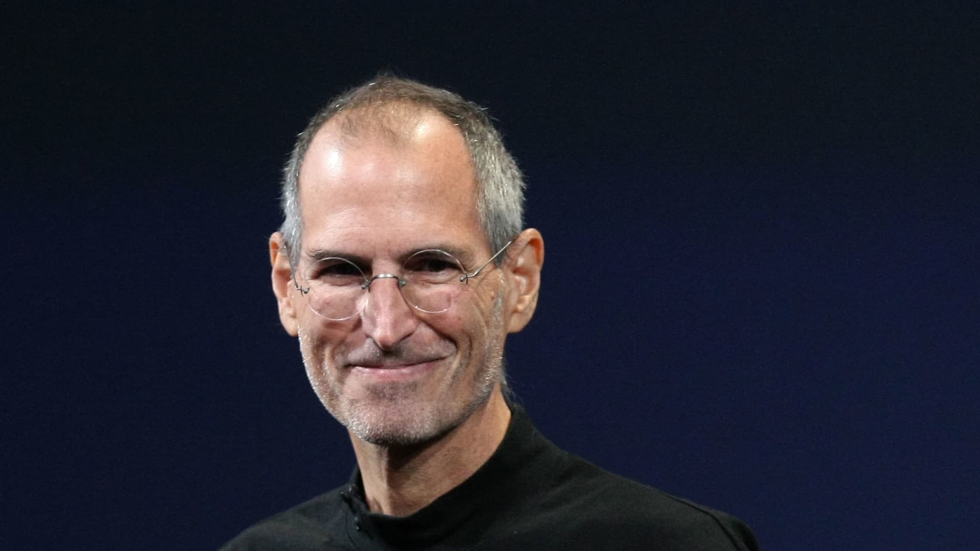 Năm 1997, trong bối cảnh Apple Inc thua lỗ hàng tỷ USD mỗi năm, đối mặt loạt khó khăn, thậm chí bên bờ vực phá sản, Steve Jobs quay lại vực dậy công ty bằng chiến dịch Think different (hãy suy nghĩ khác biệt). Ảnh: CNBC