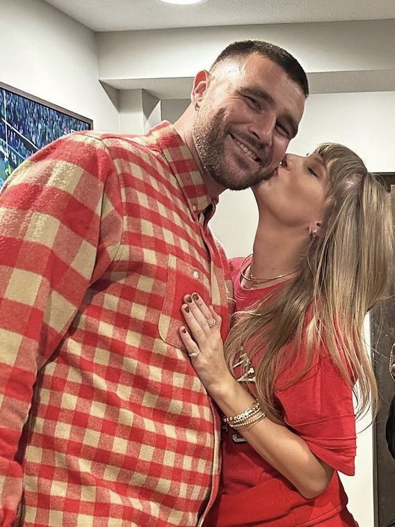 Taylor Swift hôn Travis Kelce hôm 22/10. Ảnh: Instagram Chariah Gordon