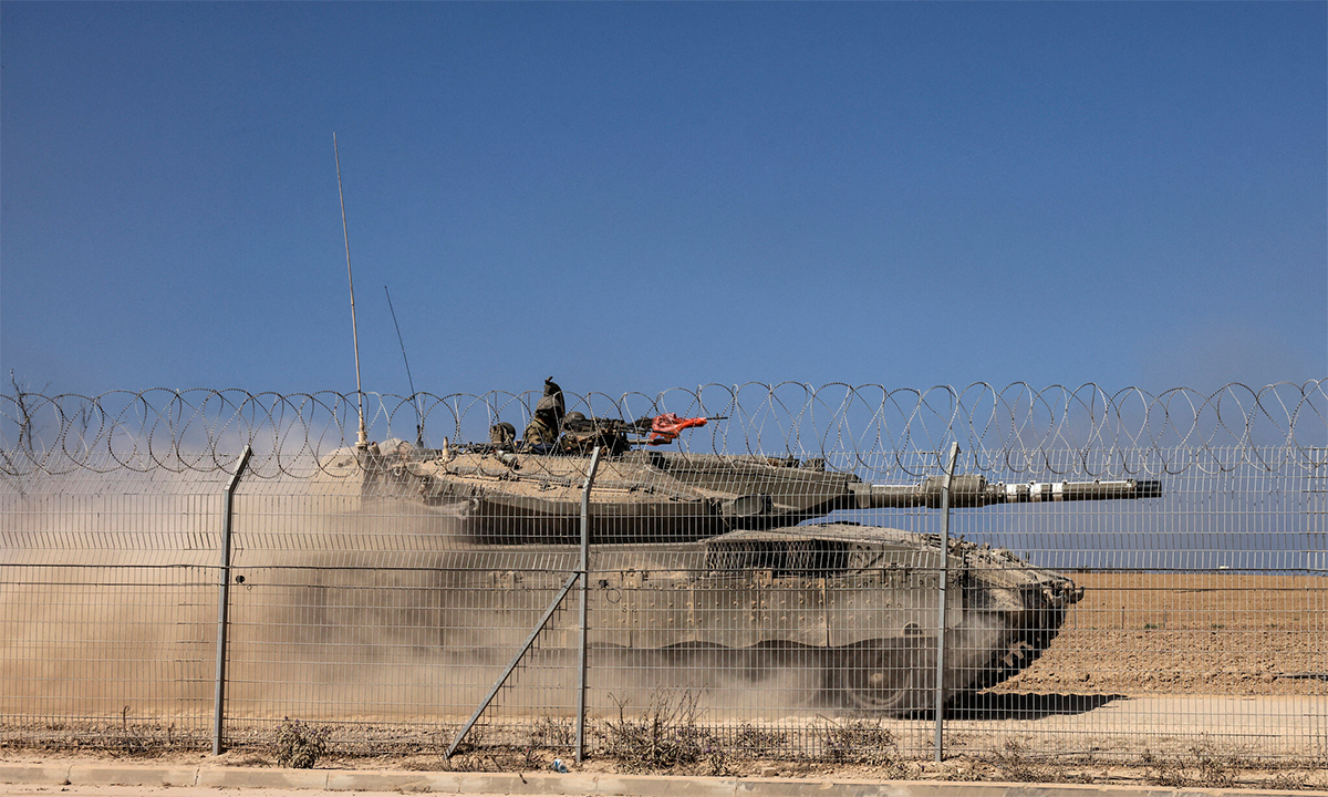 Xe tăng Israel hoạt động gần biên giới với Dải Gaza ngày 20/10. Ảnh: AP