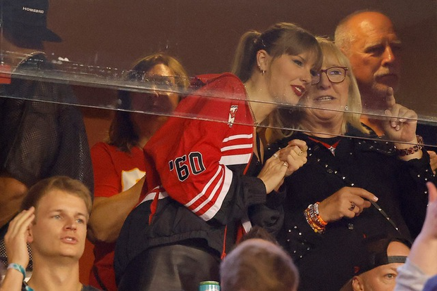 Taylor Swift công khai hôn bạn trai mới, hóa nữ thần may mắn cho sự nghiệp anh chàng - Ảnh 7.