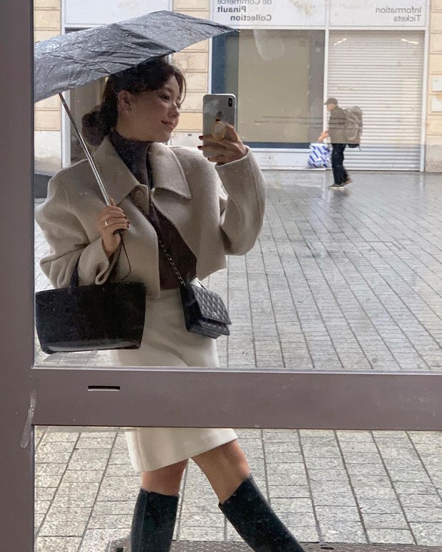 Áo khoác dáng ngắn là kiểu áo đáng sắm cho mùa lạnh năm nay - Ảnh 5. Áo khoác dáng ngắn là kiểu áo đáng sắm cho mùa lạnh năm nay - Ảnh 5.