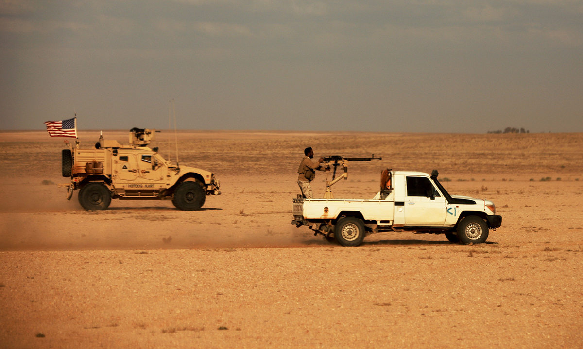 Binh sĩ Mỹ tuần tra cùng thành viên nhóm vũ trang Maghaweir al-Thowra gần căn cứ al-Tanf ở Syria tháng 4/2020. Ảnh: US Army