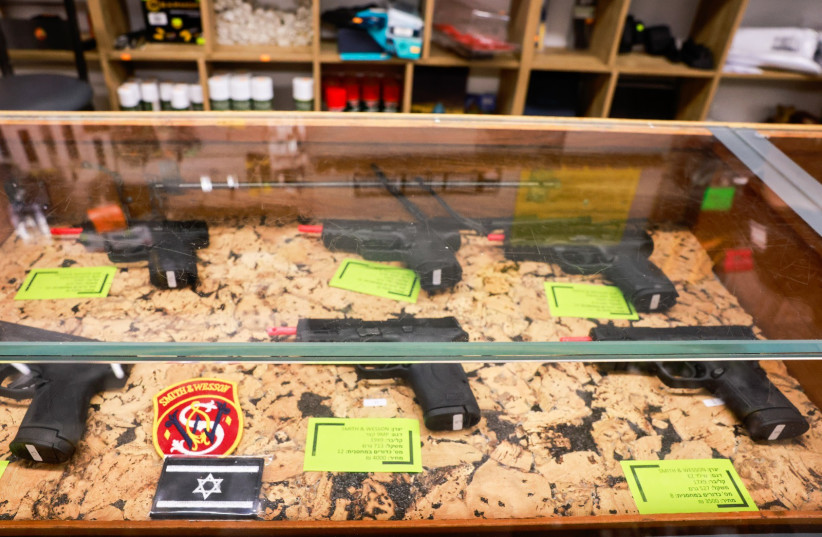 Súng trưng bày tại một cửa hàng ở Israel. Ảnh: Jerusalem Post