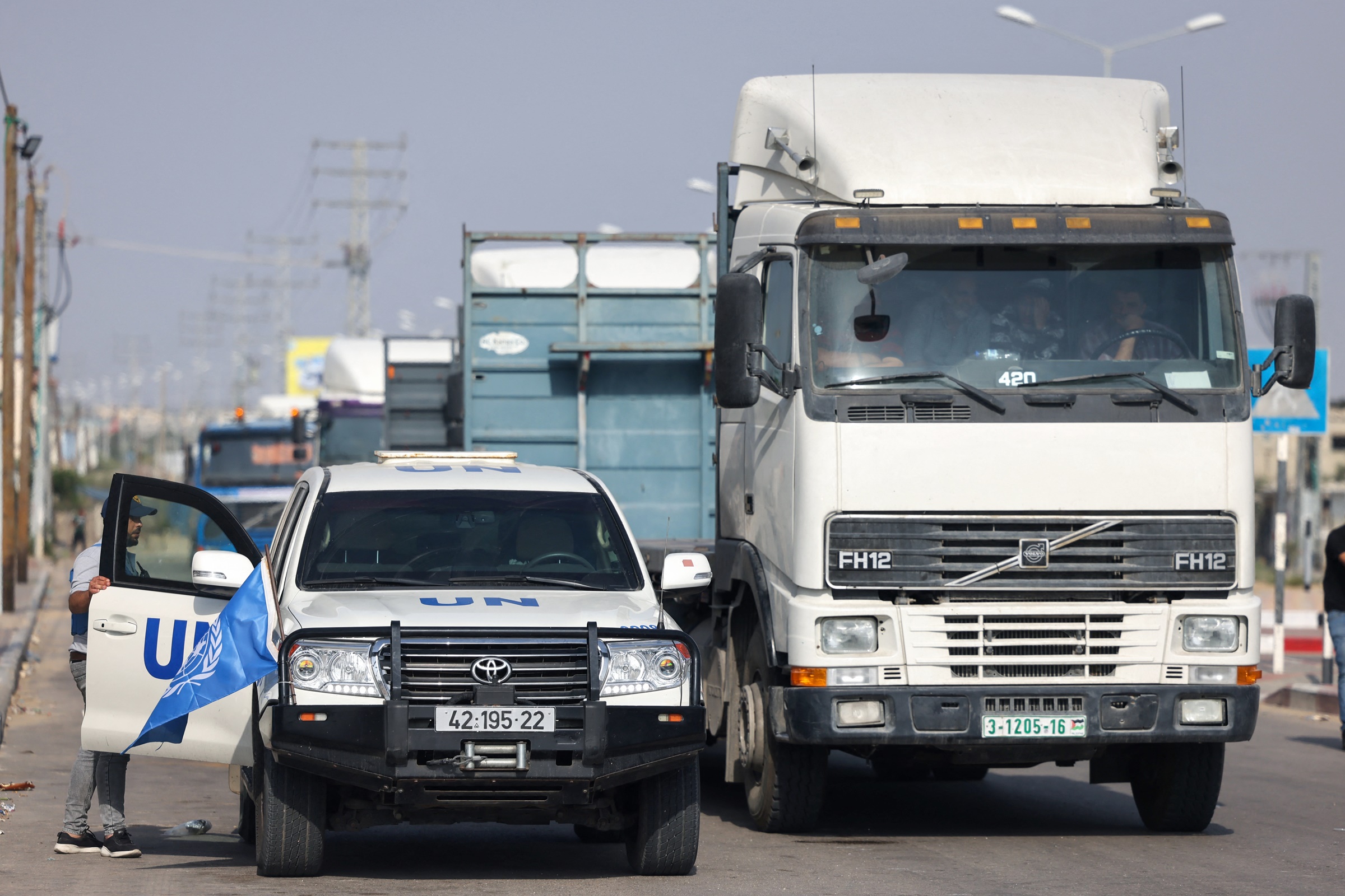 Đoàn xe tải chờ chở hàng viện trợ vào Dải Gaza tại cửa khẩu Rafah hôm 22/10. Ảnh: AFP