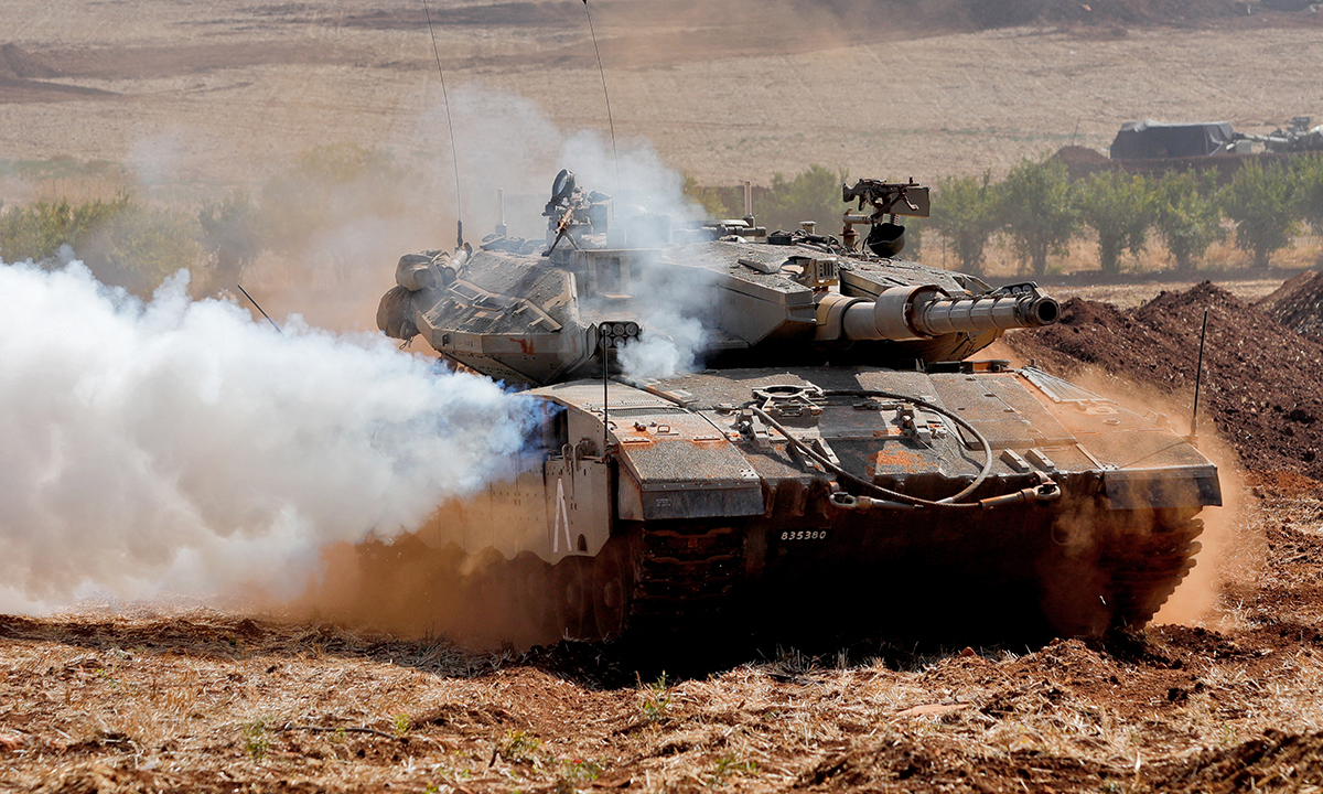 Xe tăng chủ lực Merkava của Israel diễn tập gần Dải Gaza ngày 24/10. Ảnh: AFP