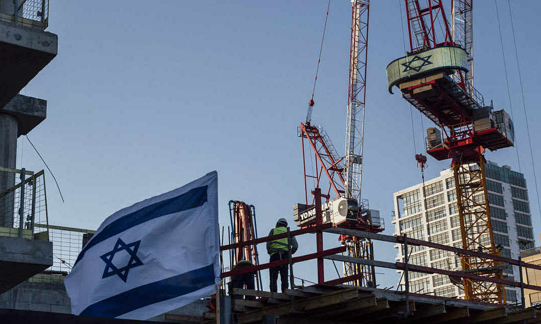 Công trình xây dựng ở Israel vắng người vào tháng 10. Ảnh: Le Monde