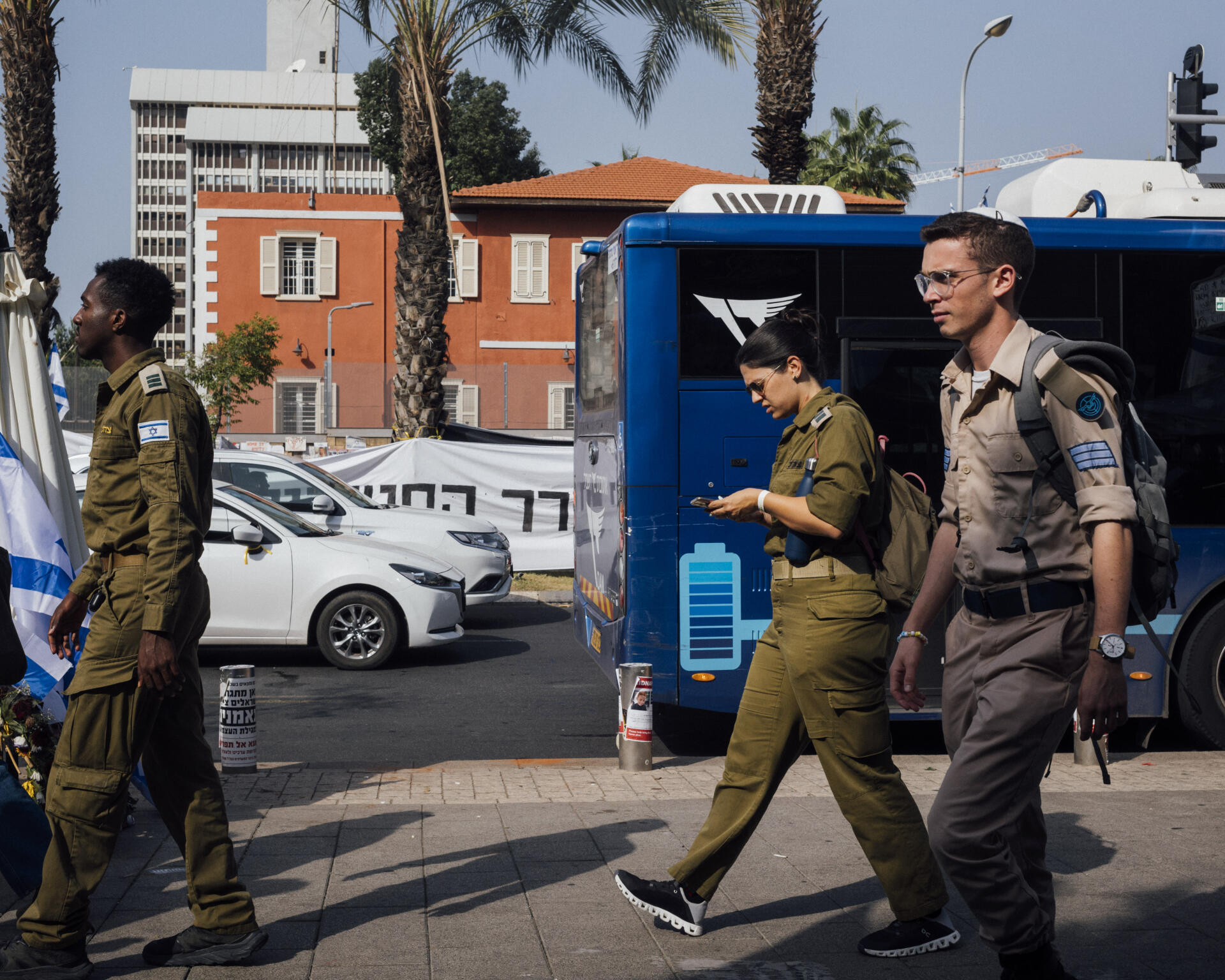 Lực lượng quân dự bị trên đường phố Tel Aviv ngày 22/10. Ảnh: Le Monde