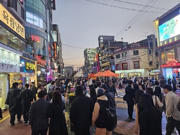 Một lễ hội Halloween lặng lẽ chưa từng thấy ở Hàn Quốc sau thảm kịch giẫm đạp Itaewon - Ảnh 2.