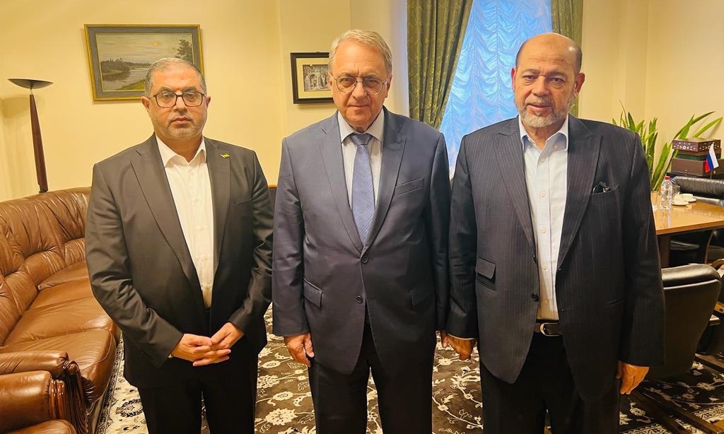 Thứ trưởng Ngoại giao Nga Mikhail Bogdanov tiếp hai thành viên phái đoàn Hamas tại Moskva trong bức ảnh được công bố hôm 26/10. Ảnh: Reuters