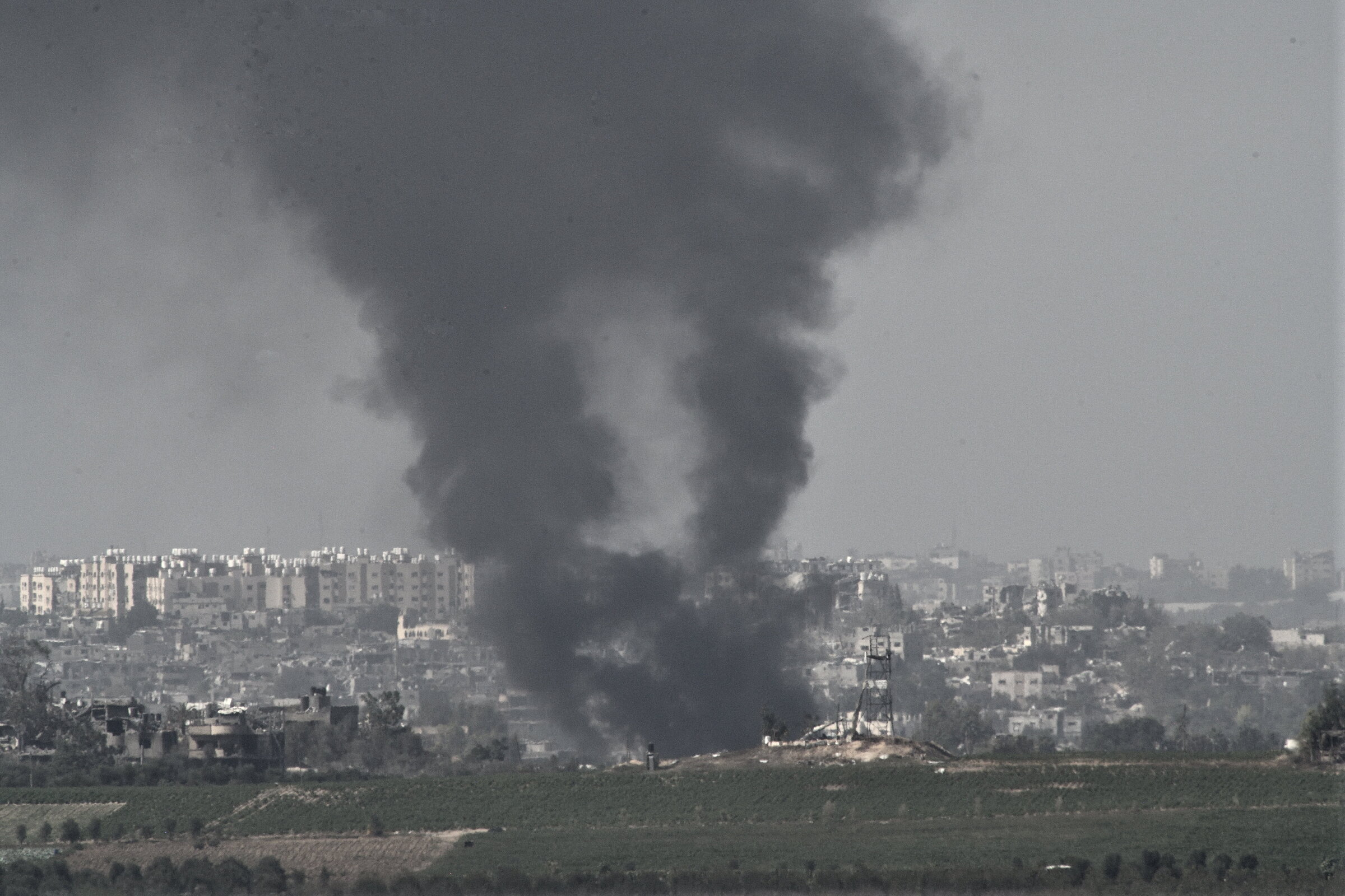 Khói bốc lên từ một tòa nhà bị không quân Israel tập kích ở Beit Lahiya, miền bắc Dải Gaza ngày 26/10. Ảnh: AFP