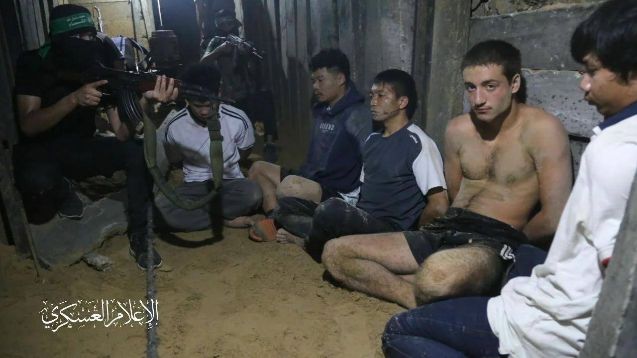 Công dân Thái Lan và một thanh niên nước ngoài bị lính Hamas giam giữ. Ảnh: Thaiger