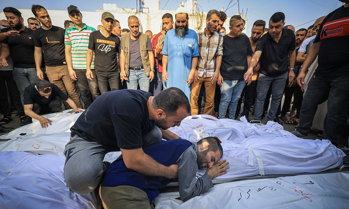 Người đàn ông gào khóc, ôm thi thể người thân trong lễ tang ở Khan Yunis, Dải Gaza ngày 24/10. Ảnh: AFP