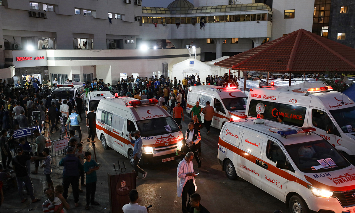 Xe cấp cứu chở các nạn nhân trong trận tập kích của Israel tới bệnh viện Al-Shifa, thành phố Gaza ngày 15/10. Ảnh: AFP