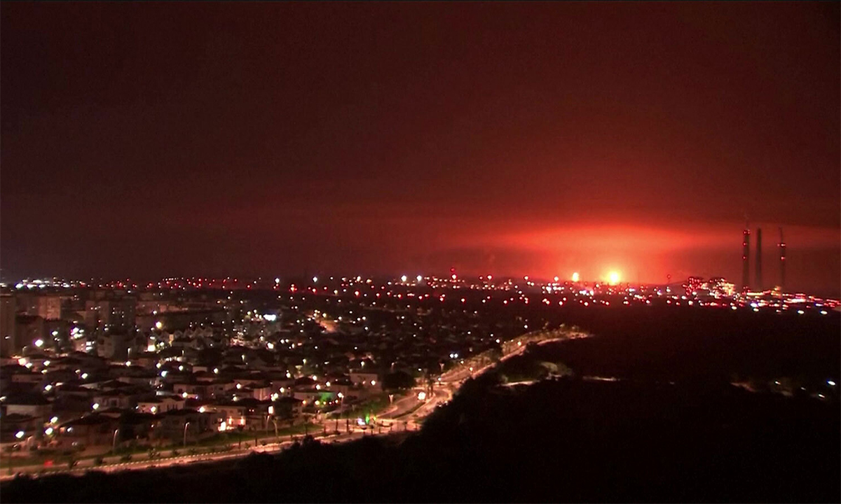 Quầng lửa từ vụ nổ tại Dải Gaza ngày 27/10. Ảnh: Reuters
