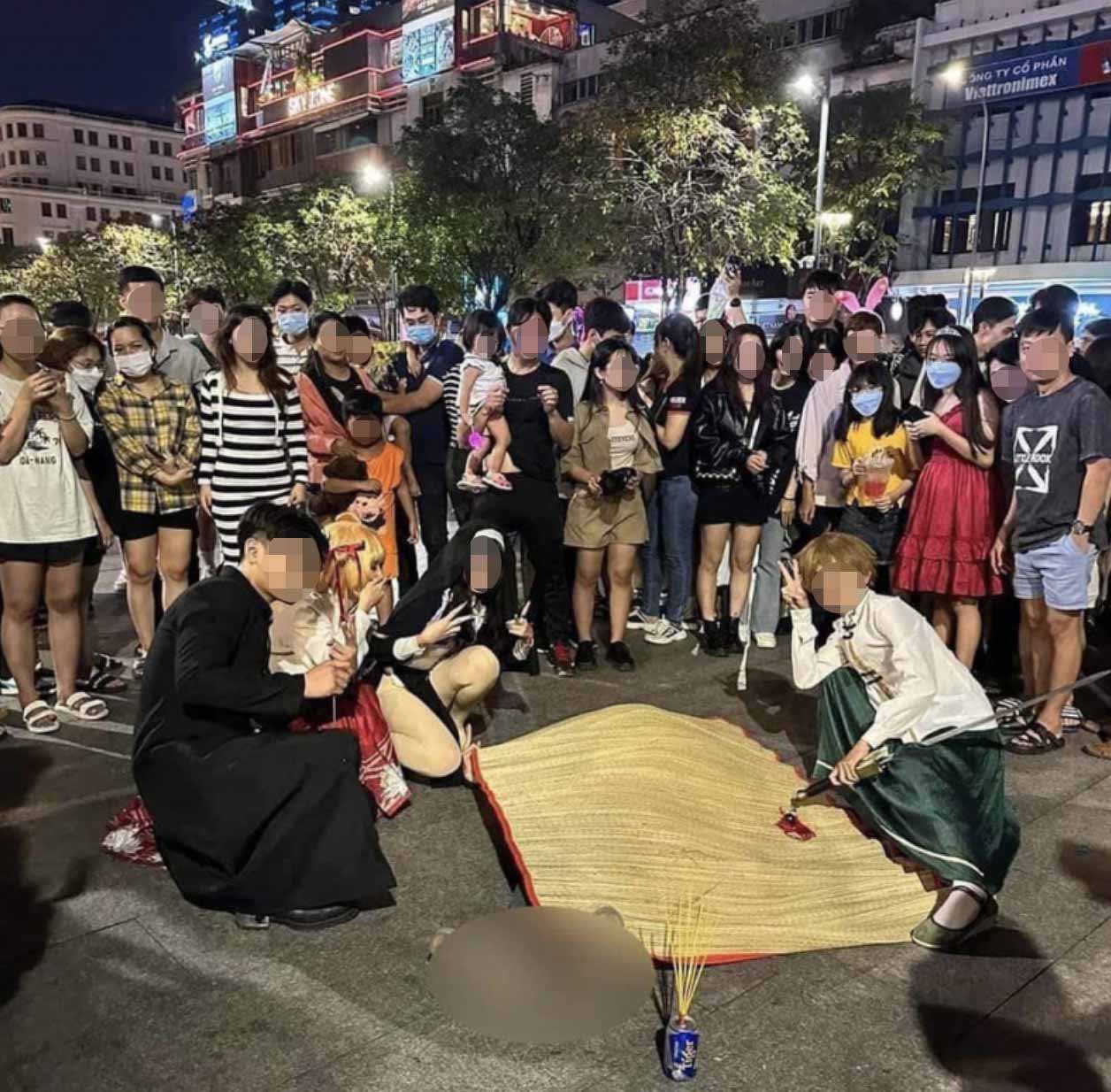 Một nhóm bạn trẻ dàn cảnh đắp chiếu giả chết trong đêm Halloween tại phố đi bộ Nguyễn Huệ (TP HCM), tối 30/10/2022. Ảnh: T.A