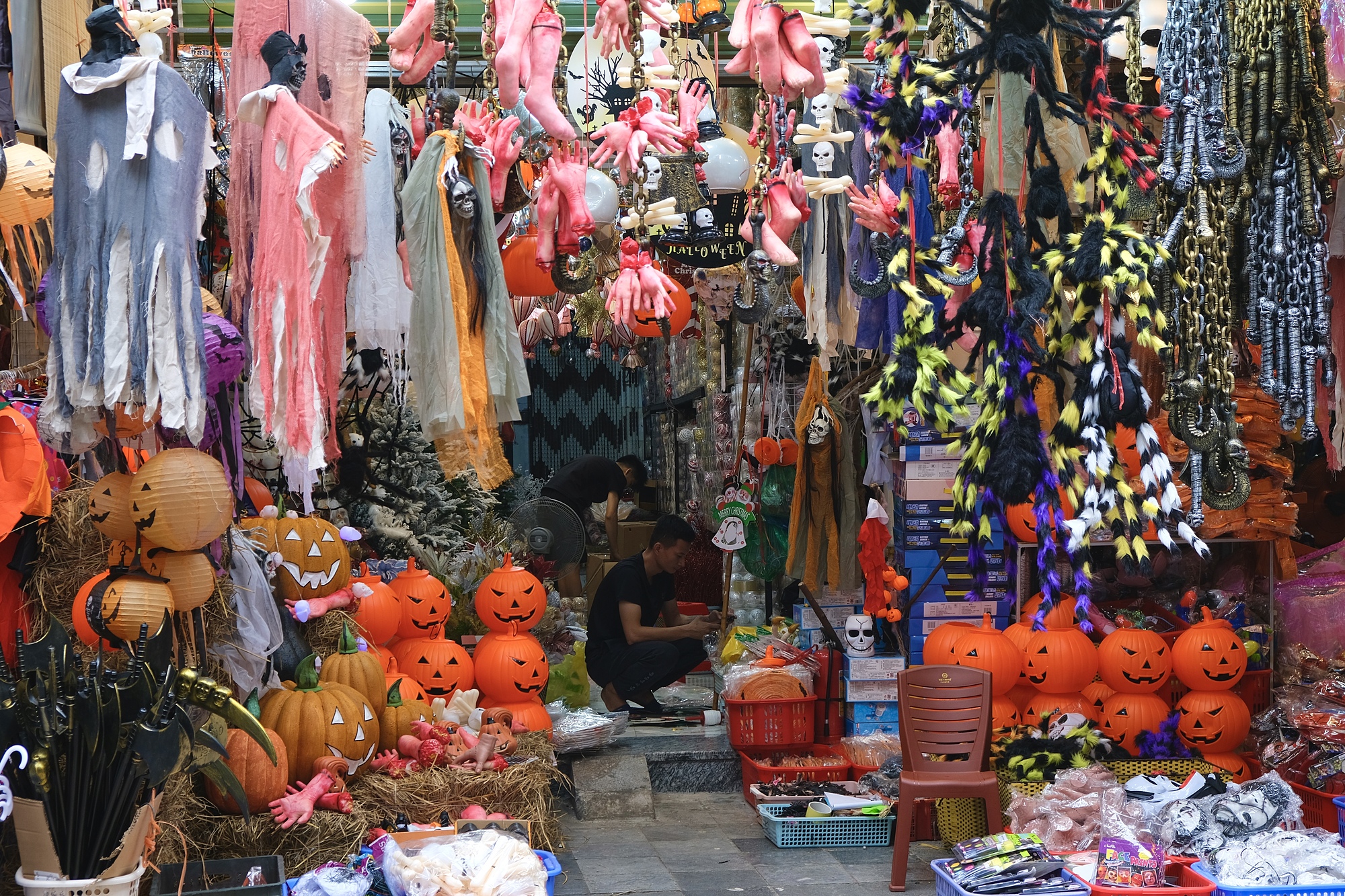 Một cửa hàng trên phố Hàng Mã, quận Hoàn Kiếm bày bán món đồ được tạo hình ghê rợn như bộ xương, đầu lâu, chân tay bôi phẩm đỏ phục vụ lễ hội Halloween, chiều 29/10. Ảnh: Quỳnh Nguyễn
