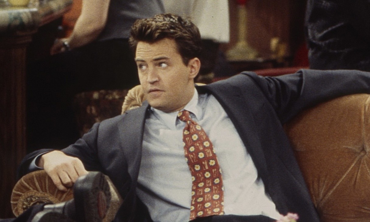 Matthew Perry trong vai Chandler Bing ở series Friends. Ảnh: Everett Collection