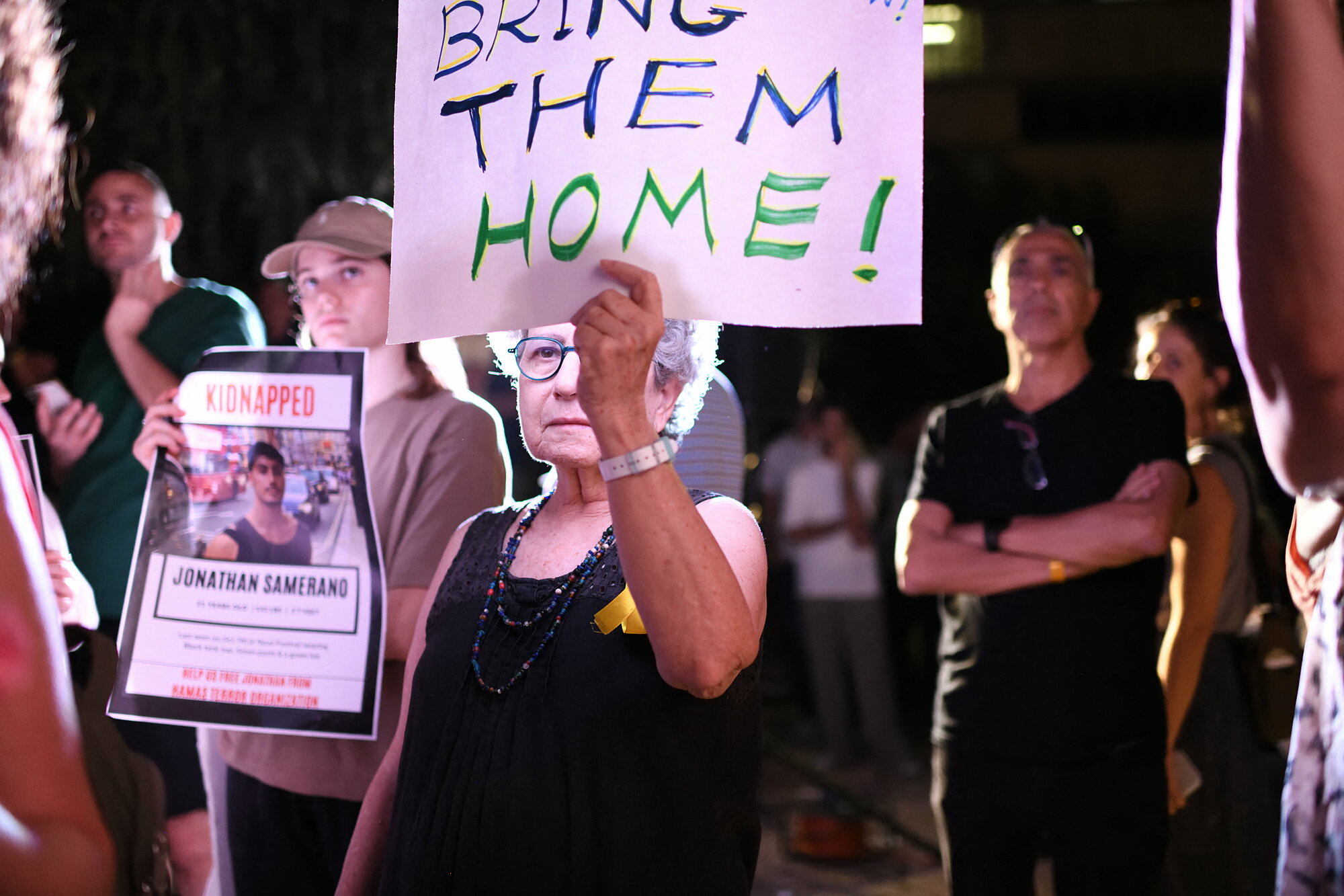Gia đình các con tin Israel trong Dải Gaza biểu tình tại Tel Aviv ngày 26/10, kêu gọi chính phủ ưu tiên giải cứu công dân. Ảnh: AFP