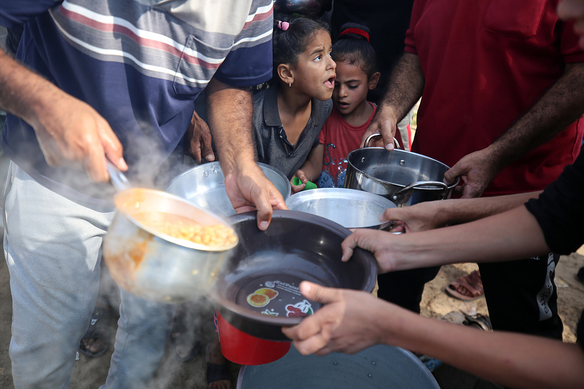 Người Palestine nhận thức ăn do UNRWA phân phát ở Khan Yunis, phía nam Dải Gaza ngày 24/10. Ảnh: Reuters