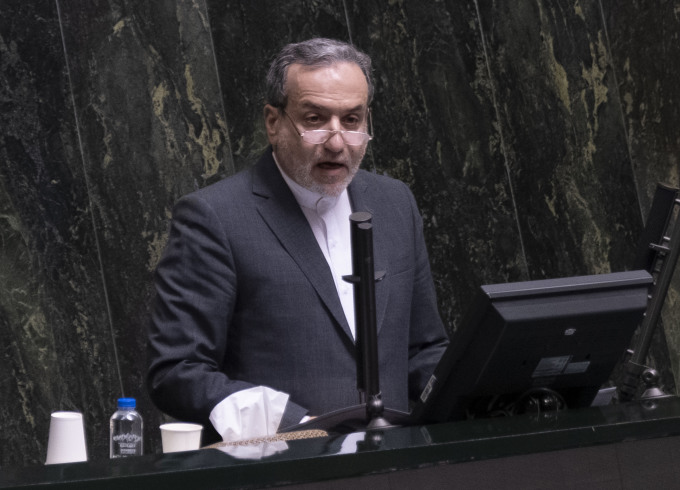 Ông Abbas Araghchi phát biểu trước quốc hội Iran ở thủ đô Tehran ngày 18/8. Ảnh: Reuters