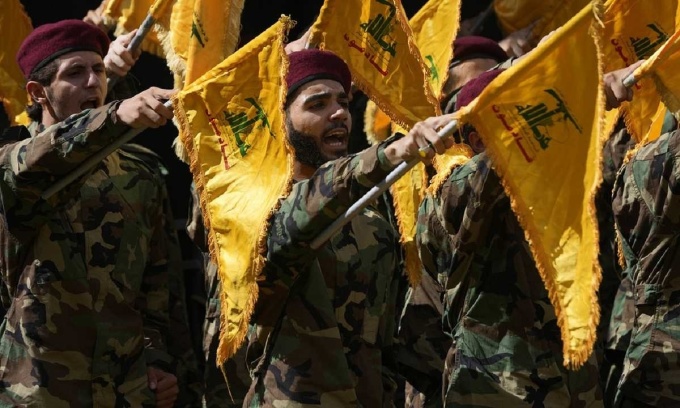 Các thành viên Hezbollah tham dự đám tang hai chỉ huy của nhóm ở thủ đô Beirut, Lebanon, hôm 19/9. Ảnh: AP