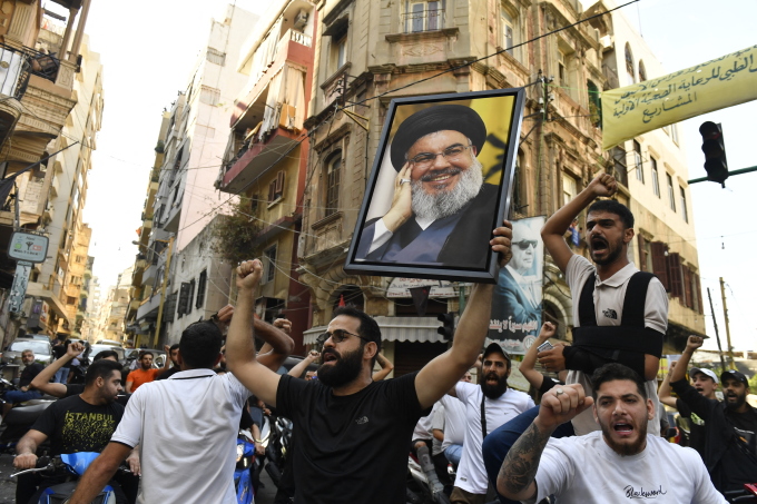 Đám đông mang theo chân dung thủ lĩnh Hezbollah Hassan Nasrallah biểu tình tại thủ đô Beirut, Lebanon, hôm 28/9, sau cái chết của ông. Ảnh: AFP