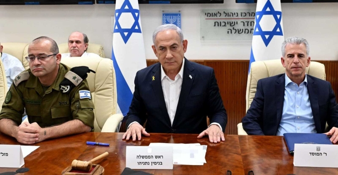 Thủ tướng Israel Benjamin Netanyahu họp cùng nội các và các chỉ huy quân đội đêm 1/10. Ảnh: GPO