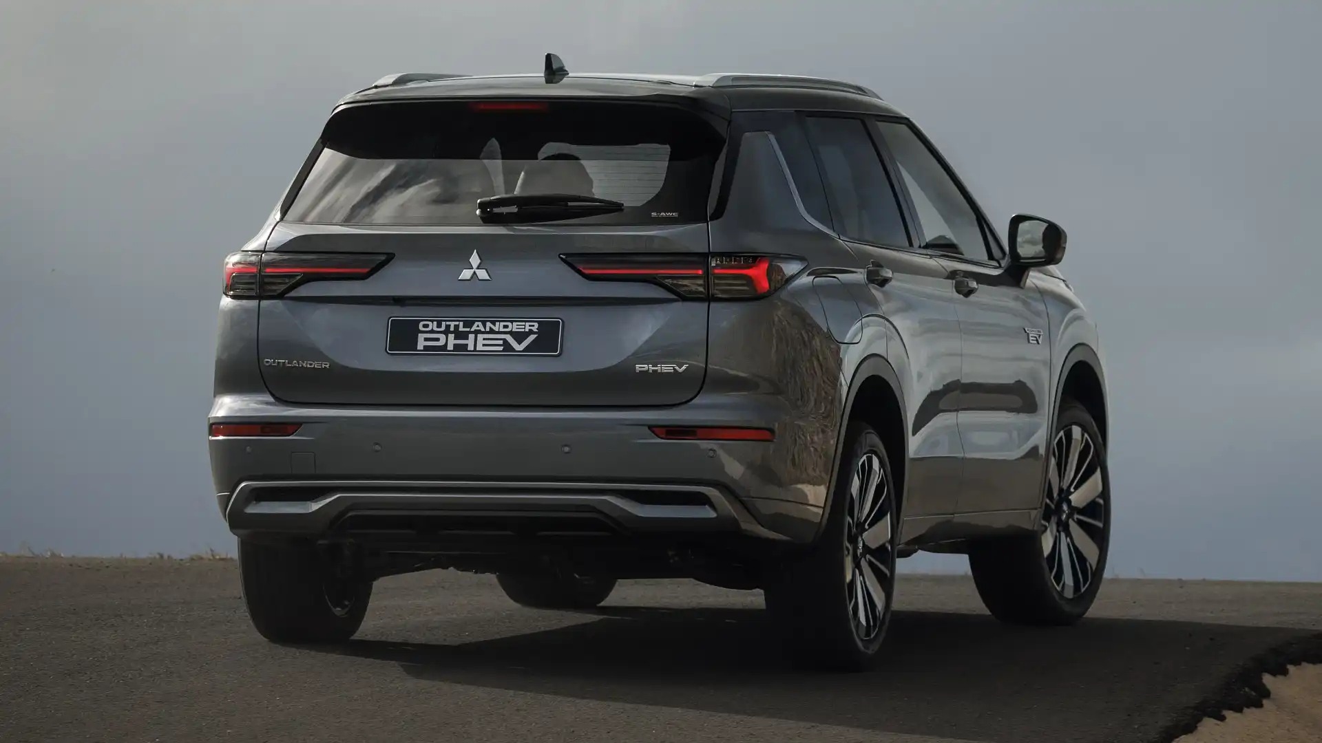 Mitsubishi Outlander 2025 ra mắt: Màn hình lớn, thêm công nghệ, pin hybrid chạy 86km/sạc- Ảnh 7.