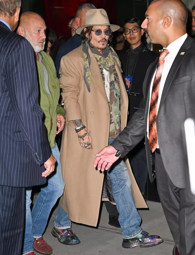 Johnny Depp diện áo khoác dài phối cùng giày họa tiết sơn phun tại sự kiện ngày 30/9. Ảnh: GC Images