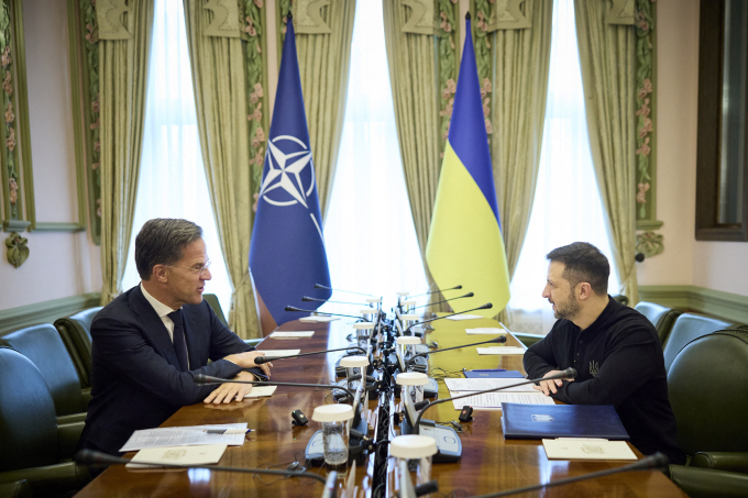 Tổng thống Ukraine Volodymyr Zelensky (phải) trao đổi với Tổng thư ký NATO Mark Rutte tại Kiev ngày 3/10. Ảnh: AFP