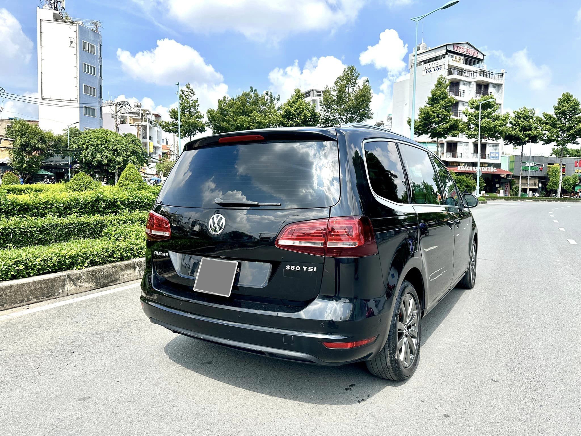 VW Sharan bán lại giá hơn 630 triệu ngang Xpander mới: Từng đắt hơn Sedona, có ghế massage, cửa nóc toàn cảnh, động cơ 220 mã lực- Ảnh 3.