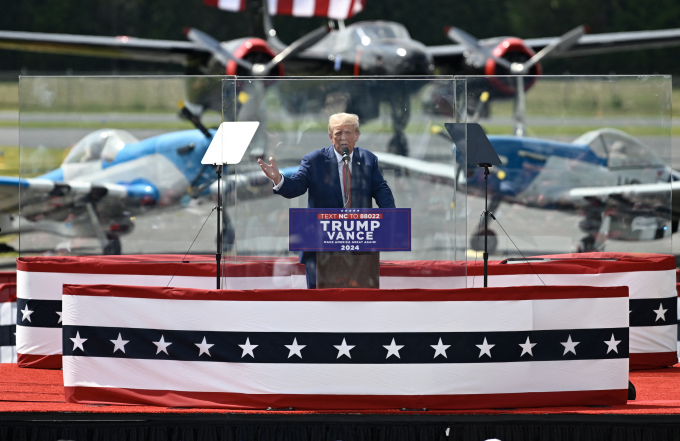 Ông Trump phát biểu sau tấm kính chống đạn tại thành phố Asheboro, bang Bắc Carolina ngày 21/8. Ảnh: AFP