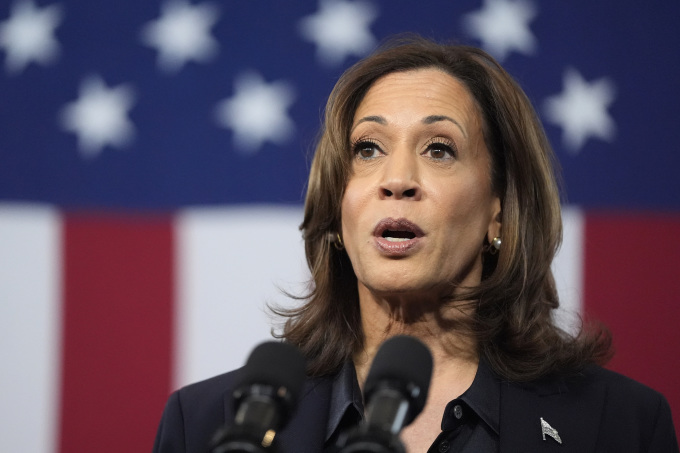 Ứng viên tổng thống đảng Dân chủ Kamala Harris phát biểu tại Redford Township, bang Michigan ngày 4/10. Ảnh: AP